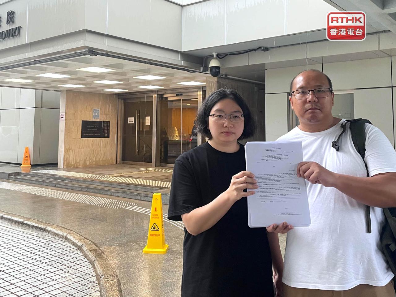 男嬰父母今日向高等法院為男嬰申請人身保護令。（實習記者鄧俐欣攝）