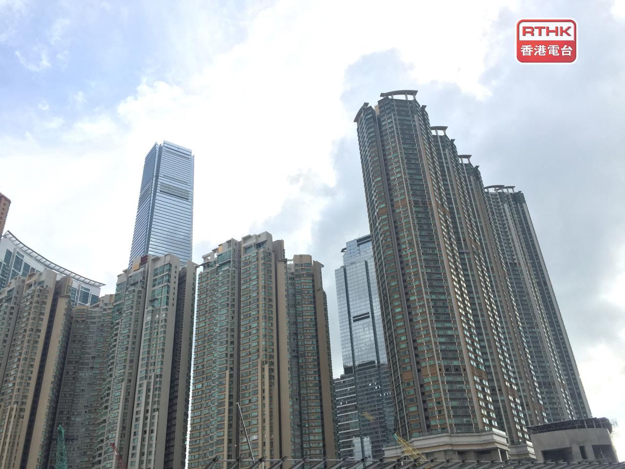 截至上季末本港負資產住宅按揭貸款宗數4356宗，按季顯著下跌61.9%。（港台圖片）