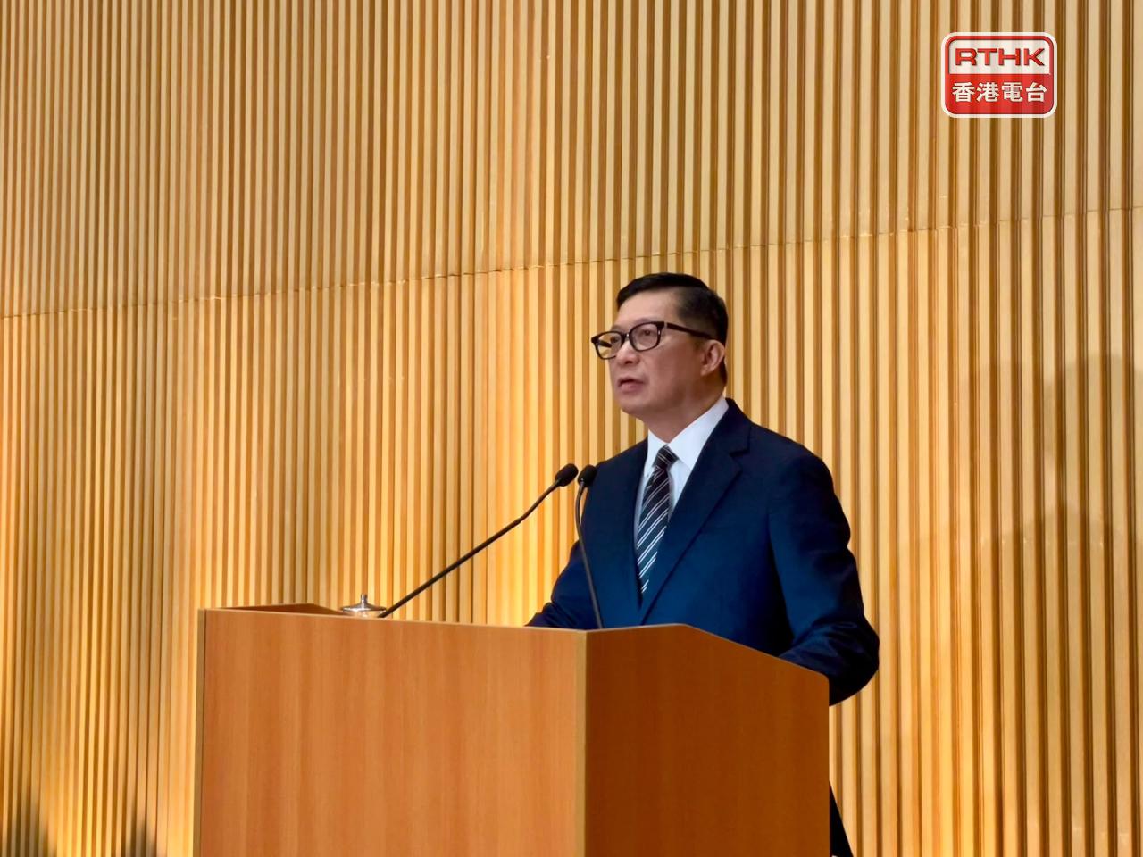 鄧炳強被問到有關翁金驊案時表示，不評論個別案件，強調執法及檢控非常清楚。（實習記者鄧俐欣攝）