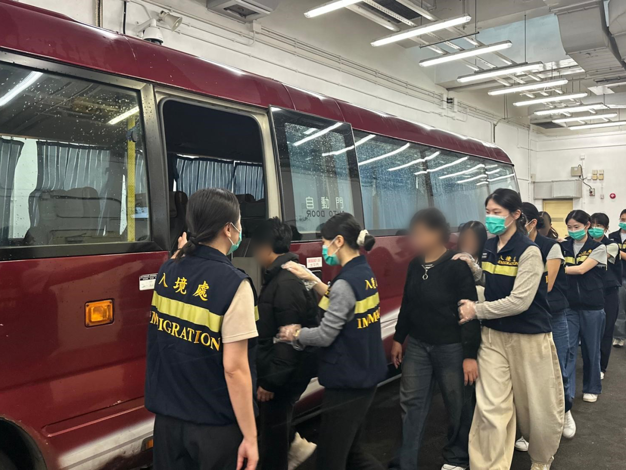 入境處遣送33名免遣返聲請不獲確立人士回原居地。（政府新聞處）