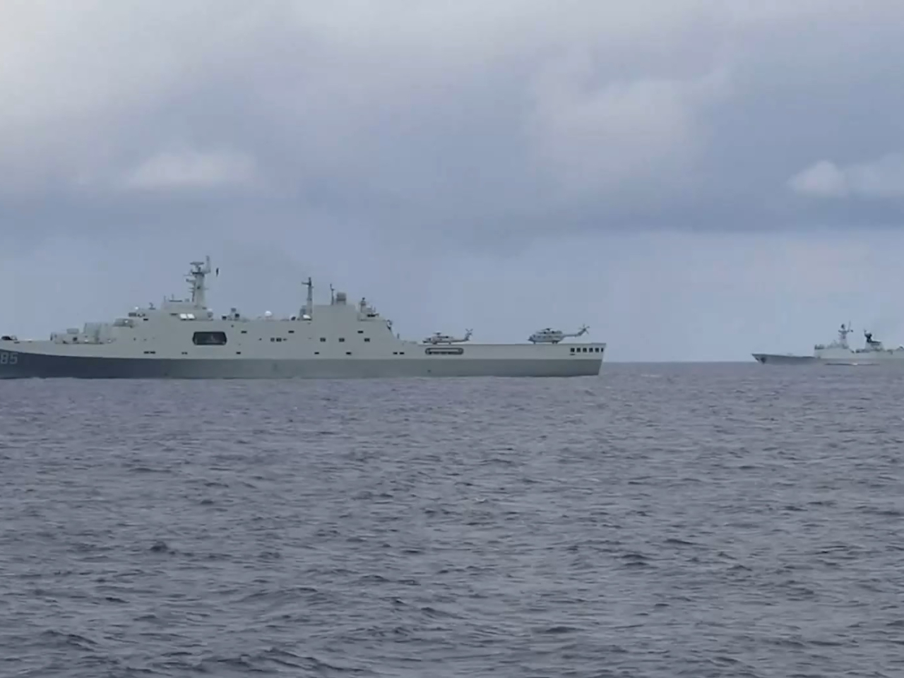 解放軍南部戰區在黃岩島領海、領空及周邊海空域組織海空聯合演訓。（央視片段截圖）