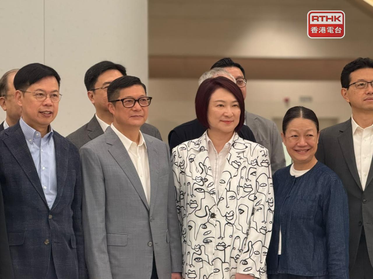 多名立法會議員在鄧炳強（左三）陪同下，到港方口岸區參觀。（盧紫菁攝）
