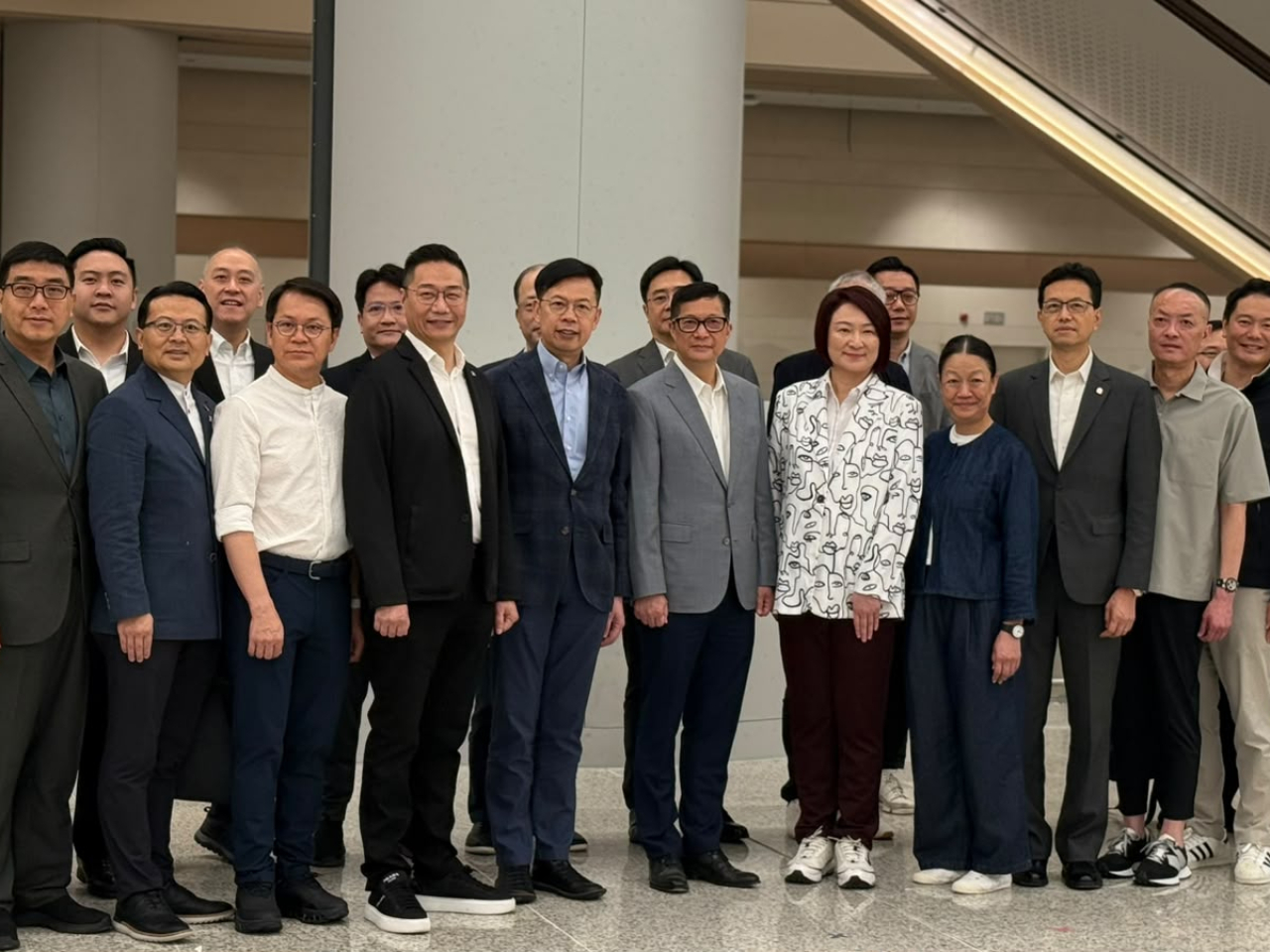 立法會議員到重建後的皇崗口岸港方口岸區參觀，了解聯檢大樓及合作查驗自助通道等的運作。（盧紫菁攝）