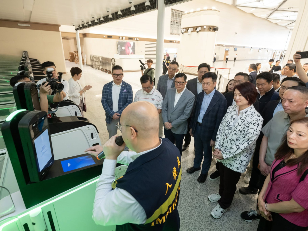 李慧琼與立法會議員了解聯檢大樓及合作查驗自助通道等的運作﻿ （李慧琼﻿社交專頁圖片）