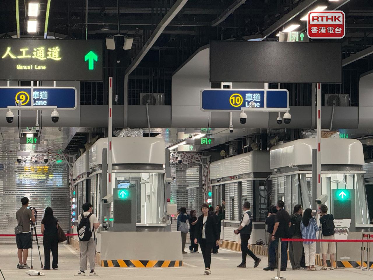駕駛人士須駕車前往1樓的車檢通道接受「五方查驗」。（盧紫菁攝）