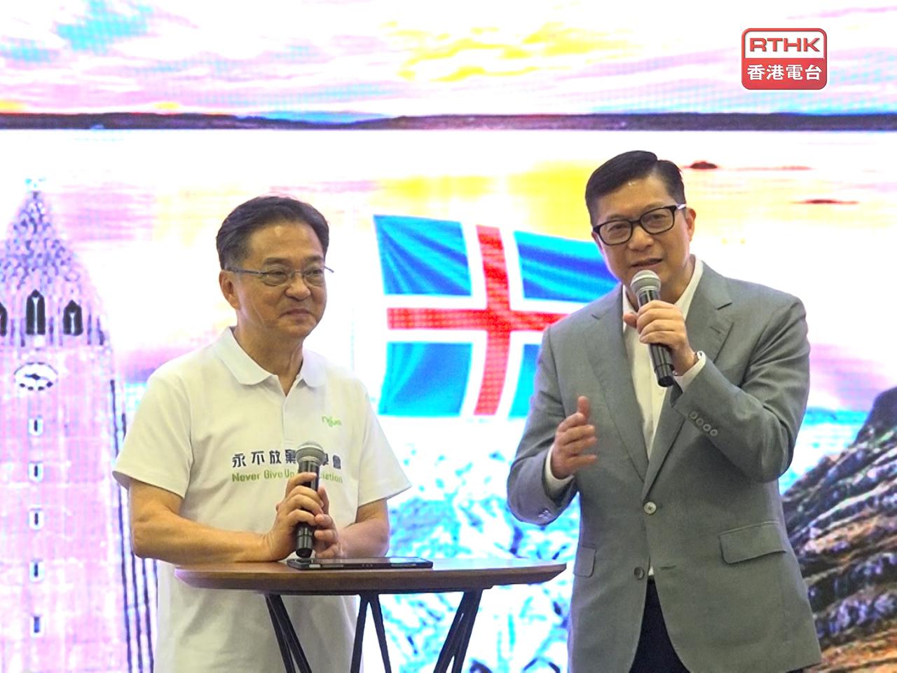 鄧炳強（右）以自身經歷勉勵同學，永遠要抱最好的希望。（郭志強攝）