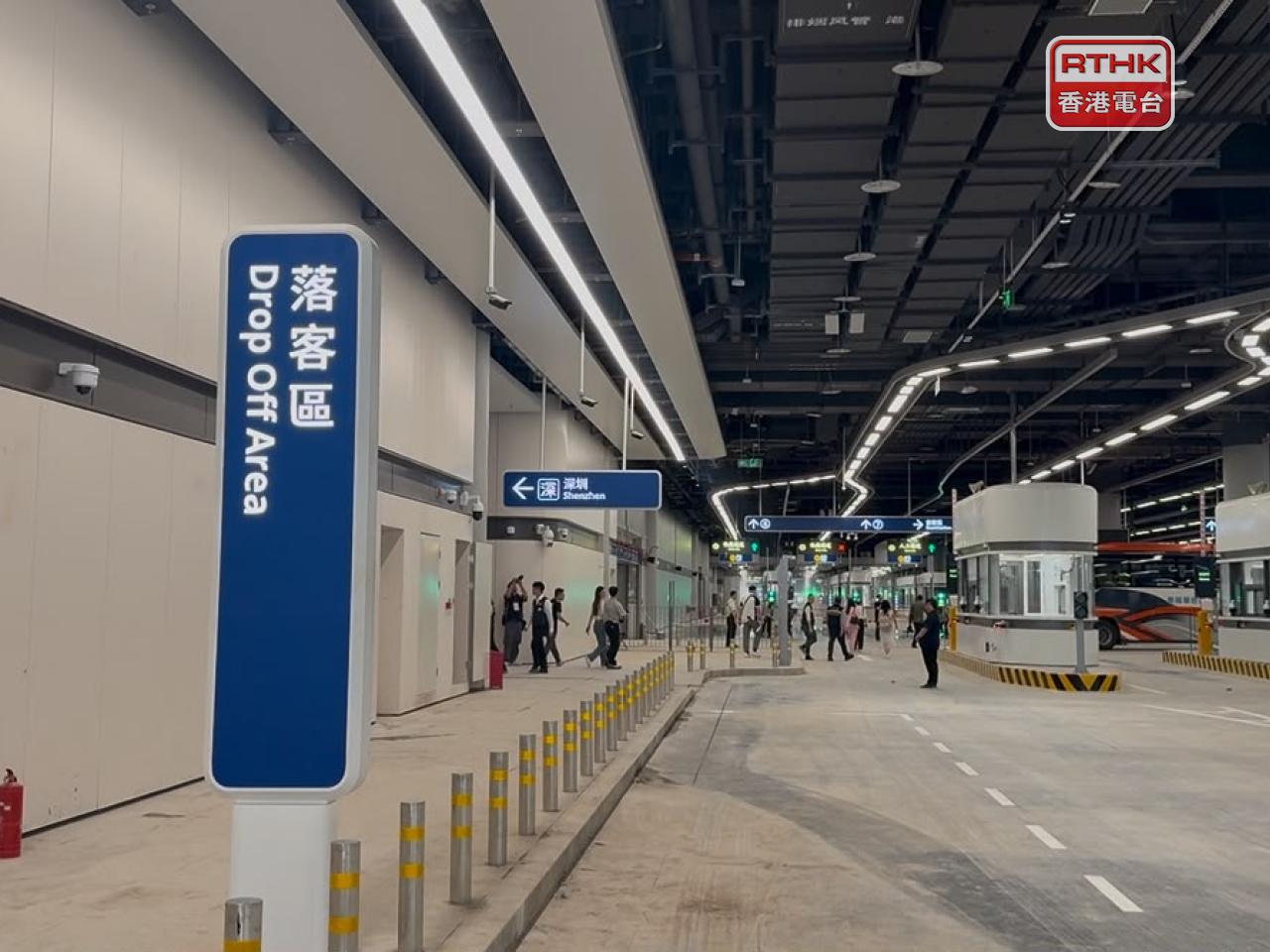 私家車乘客須在1樓落客區下車，並前往1M層的「隨車人員驗放廳」辦理過關手續。（盧紫菁攝）