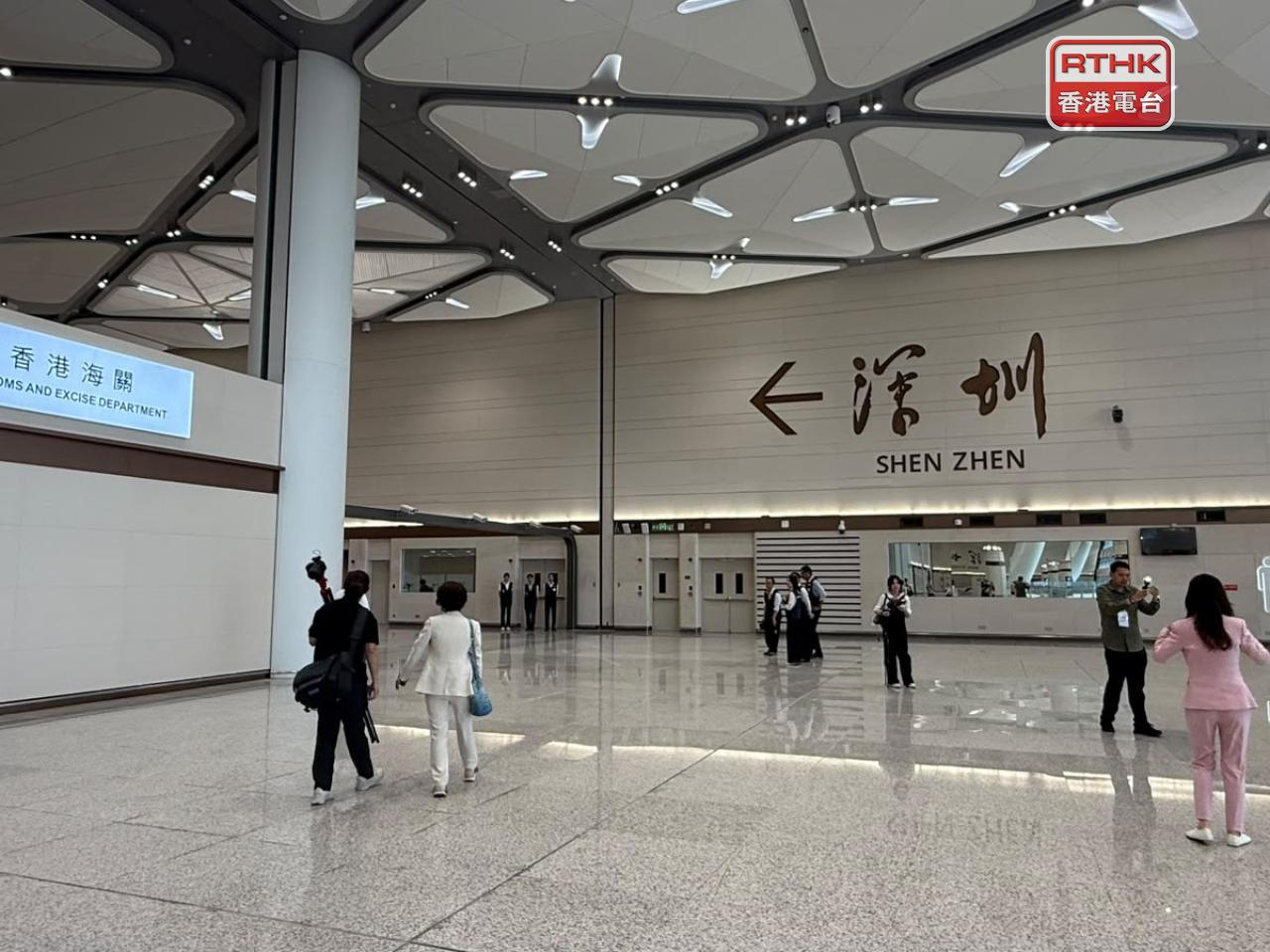 重建後的皇崗口岸港方口岸區已正式交付特區政府管轄，當局首次開放聯檢大樓，讓傳媒預覽設施及了解過關流程。（盧紫菁攝）