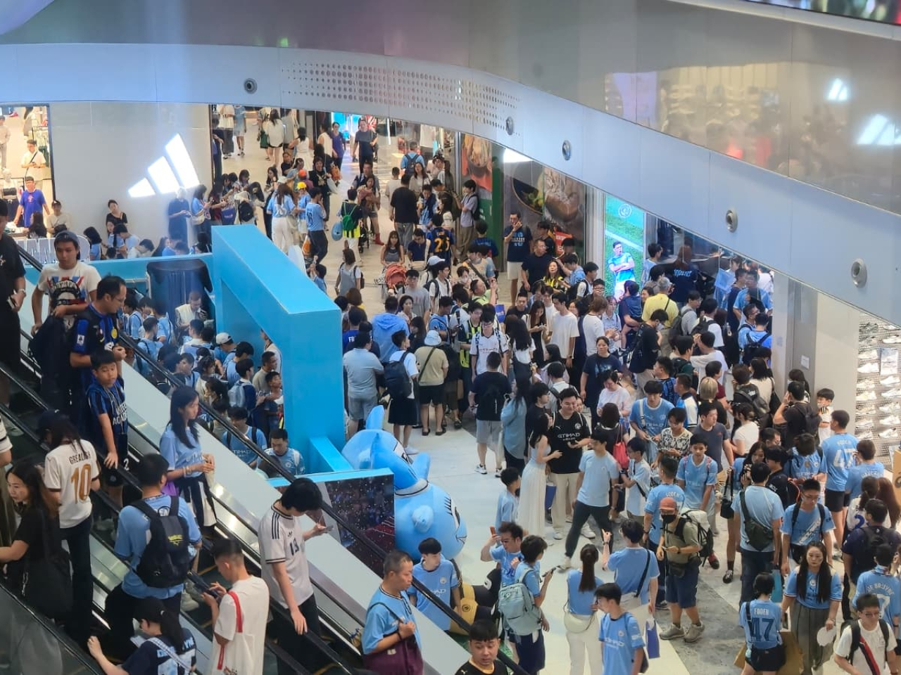 啟德體零售館的球衣店舖下午人頭湧湧。(實習記者劉穎翹攝)