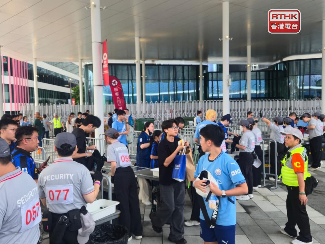 不少球迷傍晚陸續入場。（實習記者劉穎翹攝）
