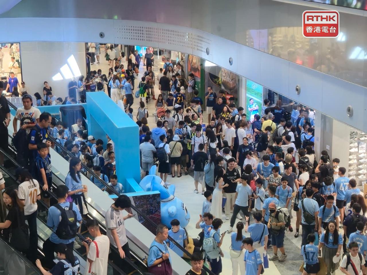 啟德零售館的球衣店舖下午人頭湧湧。(實習記者劉穎翹攝)