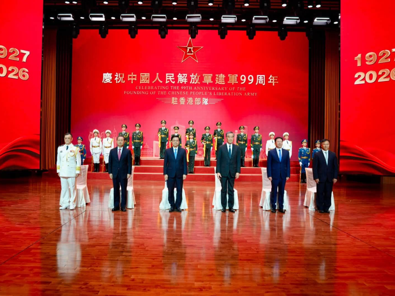 解放軍駐港部隊在昂船洲軍營舉行「八一」建軍節招待會。（李家超社交網頁圖片）