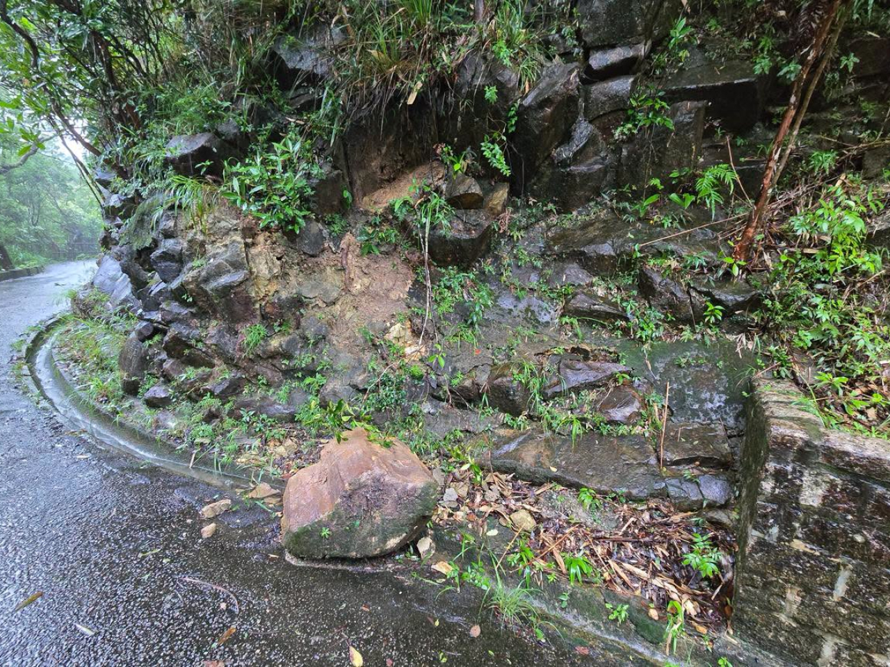 處方的土力工程師已經聯同維修部門視察全部個案，並建議進行所需的緊急復修工程。（土力工程處社交網頁圖片）