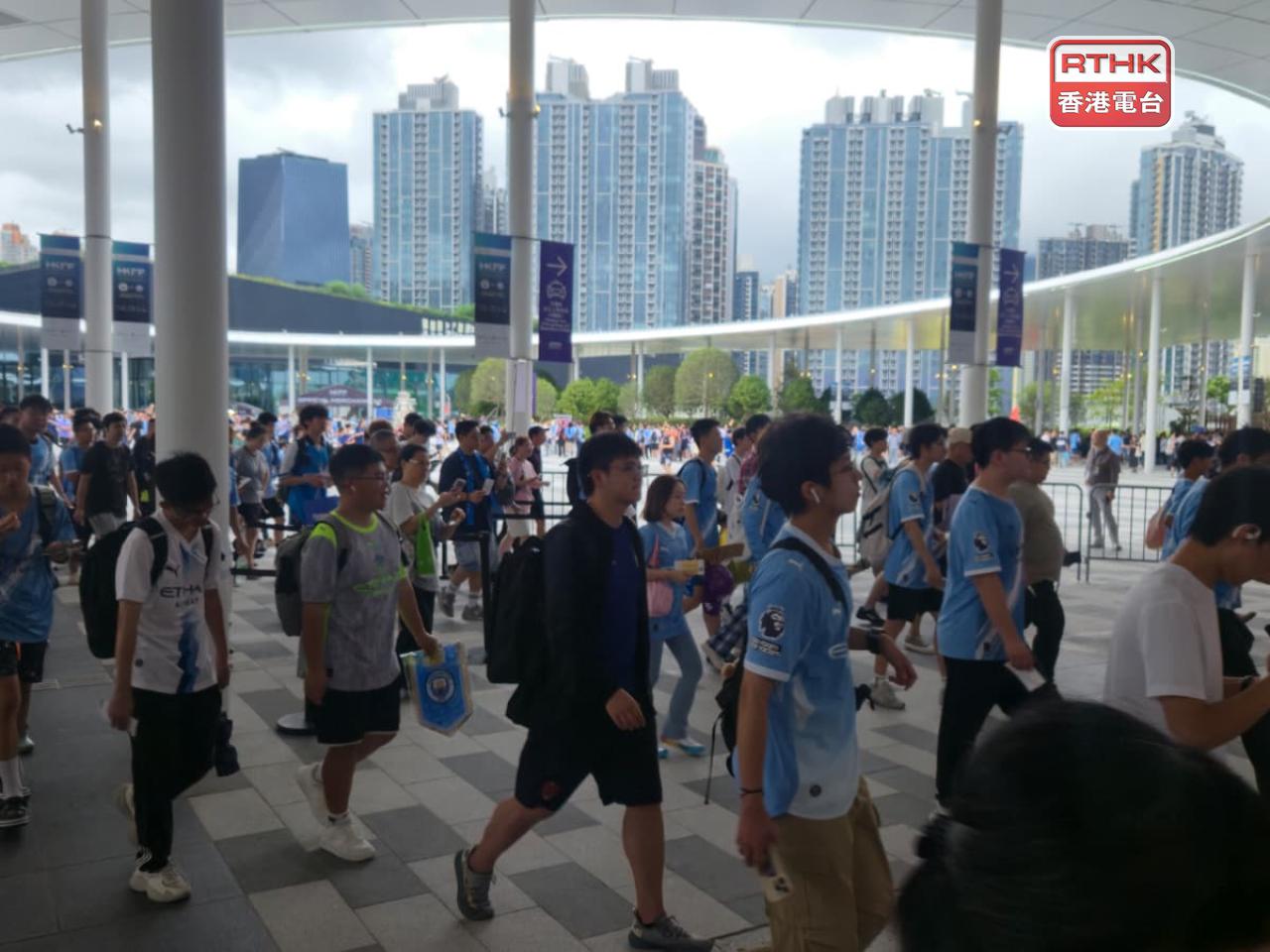 訪港的英超勁旅曼城與意甲班霸國際米蘭，晚上在啟德體育園主場館上演季前熱身賽，不少球迷入場。（實習記者劉穎翹攝）