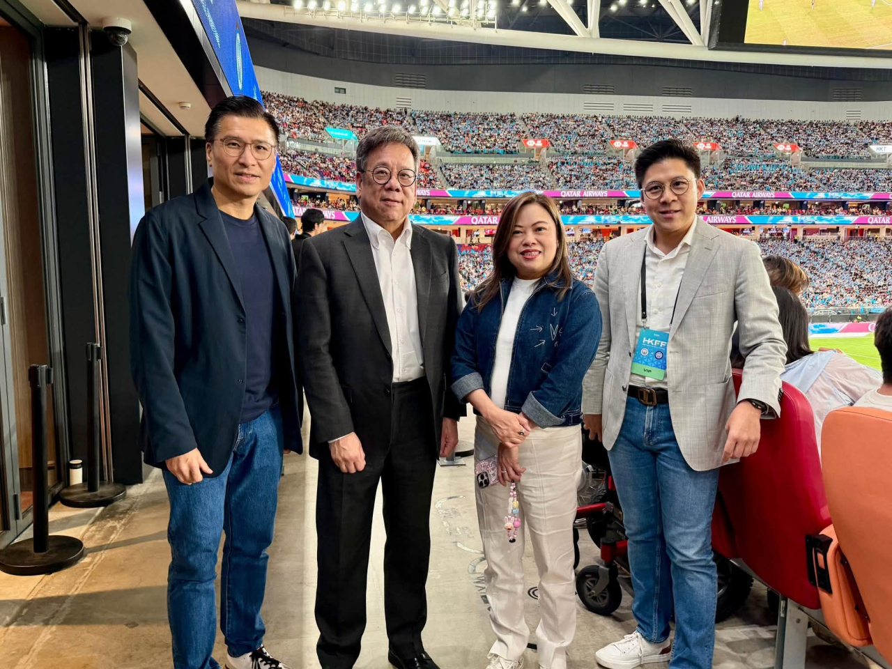 丘應樺（左二)及文體旅局局長羅淑佩（右二)與兩名立法會議員邱達根（左一)及霍啟剛（右一)在賽場合照。（商務及經濟發展局社交專頁)