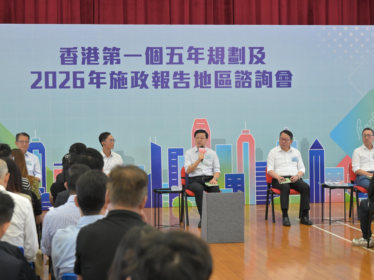 李家超感謝市民到現場與政府坦誠交流和觀看直播，政府會認真研究每一份意見，並秉持「以結果為目標」的施政理念。（政府新聞處）