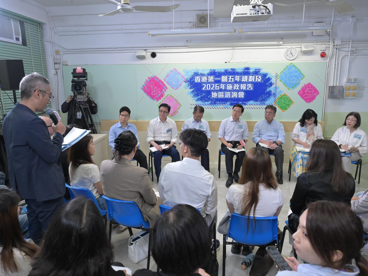 李家超等官員在地區諮詢上，聽取地區人士對香港五年規劃及施政報告的意見和建議。（政府新聞處）