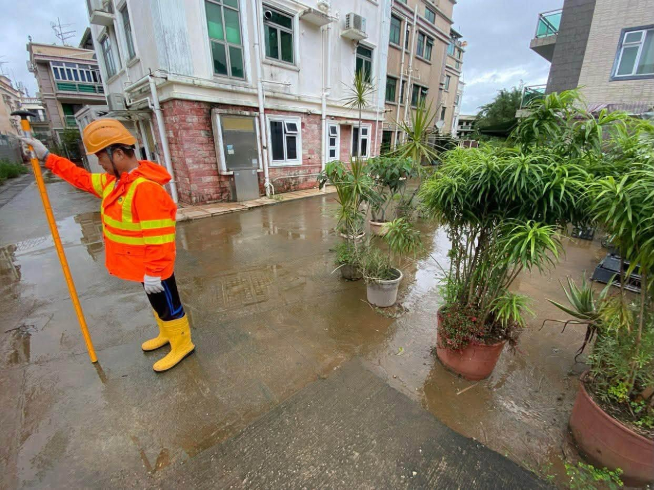 渠務署緊急應變隊伍已於古洞坑頭路完成處理水浸。（渠務署社交網頁圖片）