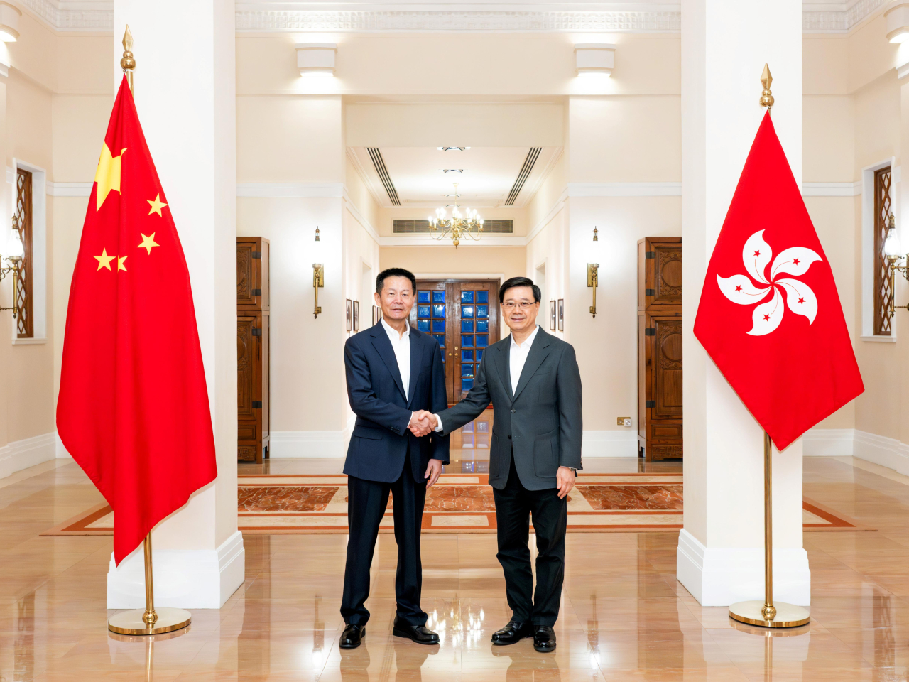 李家超（右）在禮賓府與吳清（左）會面。（政府新聞處）