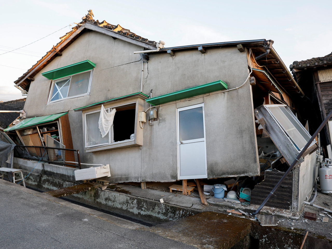 地震導致不少房屋損毀。（路透社資料圖片）