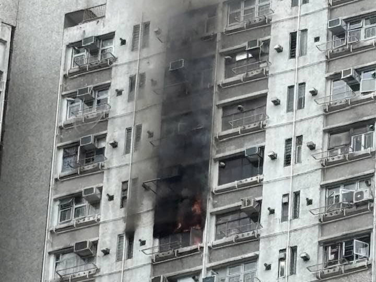 青衣長康邨康順樓一個高層單位發生火警。（網上圖片）