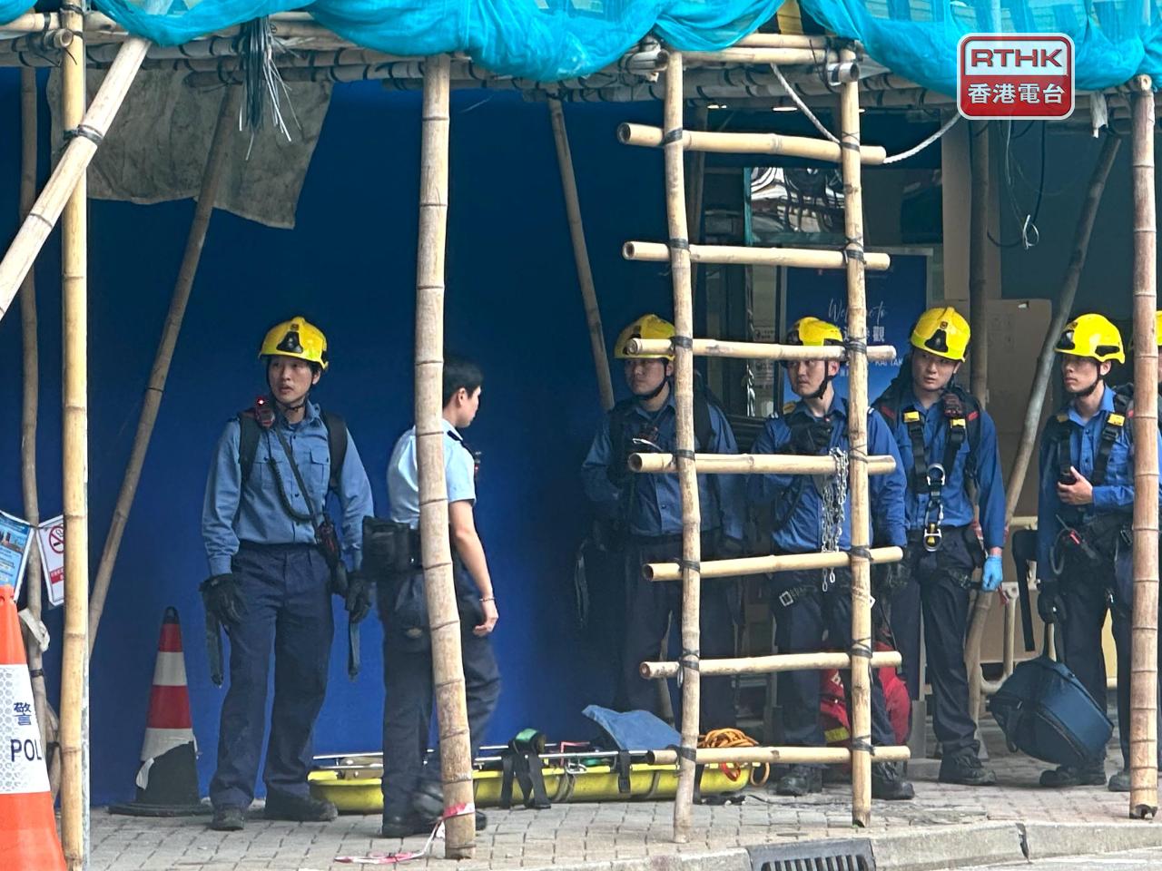 一名30多歲的男工人在沙浦道30至38號一個地盤工作期間，由高處墮下後，昏迷倒卧在棚架位置。（實習記者黃琛鎂攝）