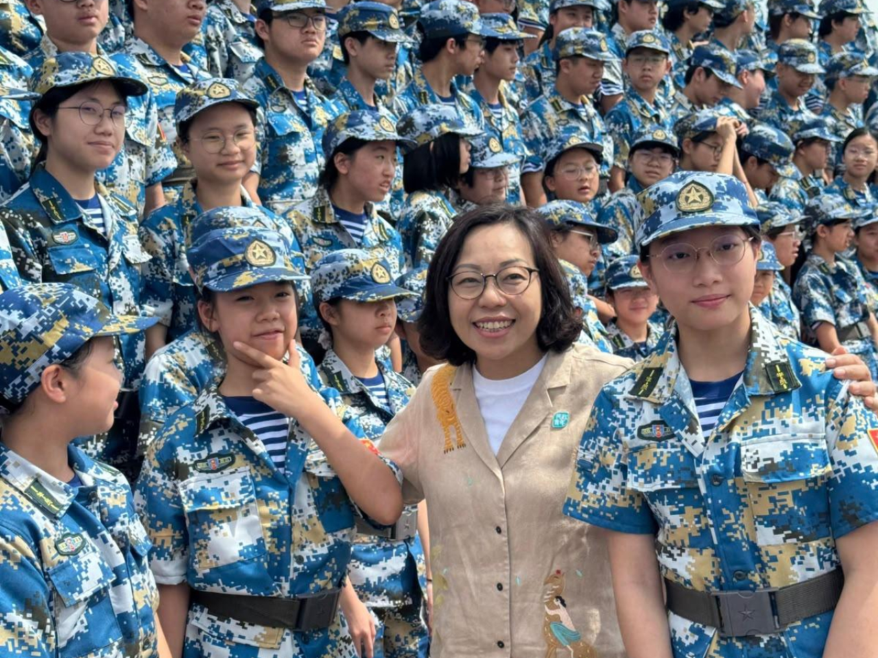 麥美娟和參與活動的香港青年合照。(政府新聞處)