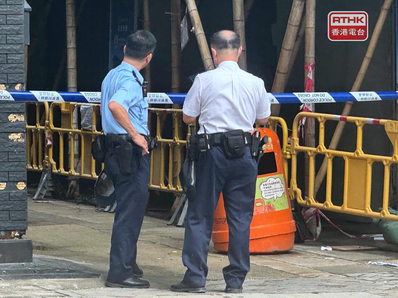 九龍城沙浦道30至38號地盤發生工業意外後，警方封鎖現場。（實習記者黃琛鎂攝）