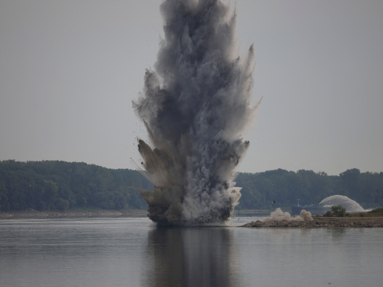羅馬尼亞海軍部隊在多瑙河的巴拉水道河段進行爆破。（路透社）