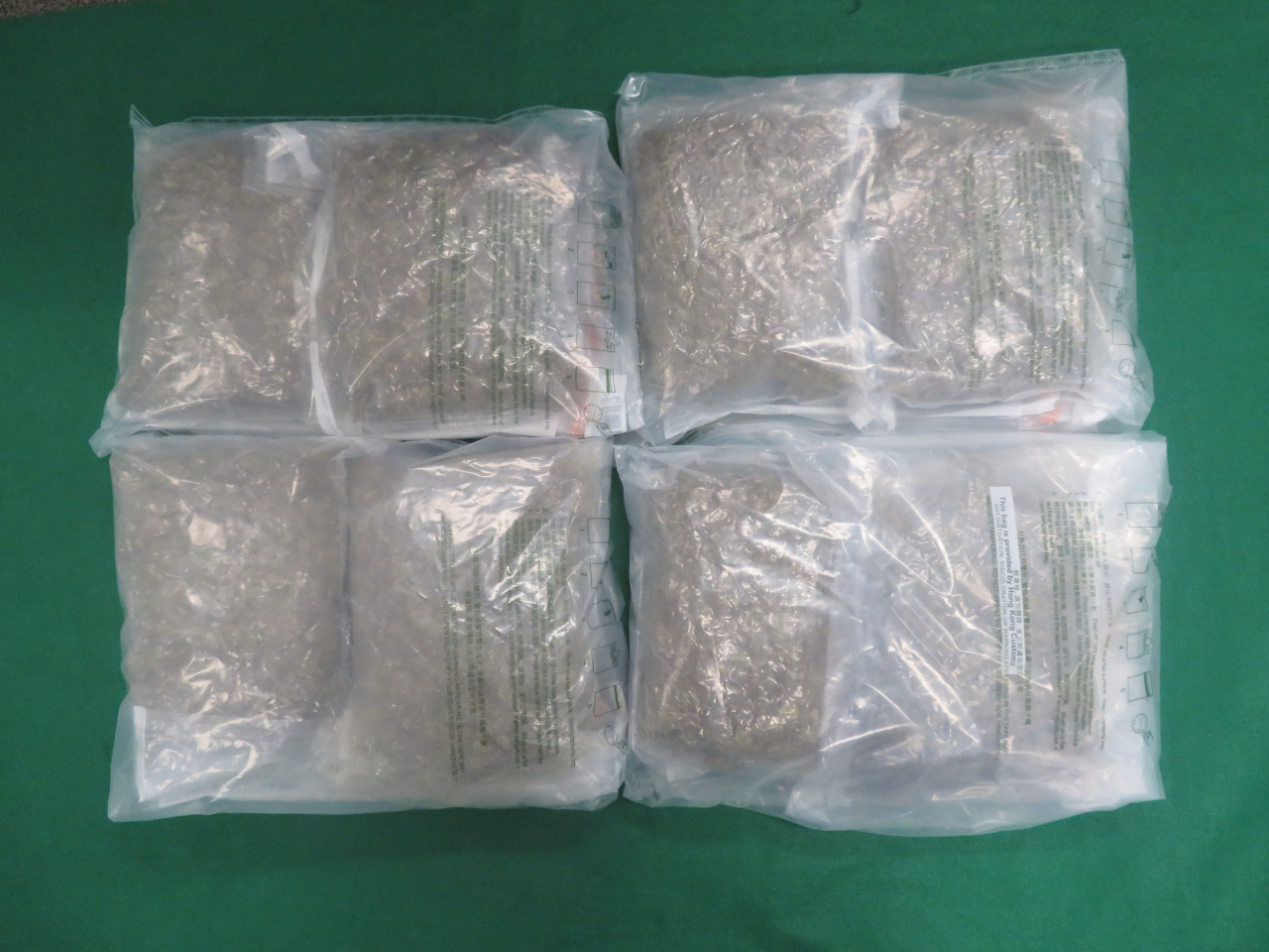 海關檢獲約五公斤懷疑大麻花，估計市值約一百萬元。（政府新聞處）