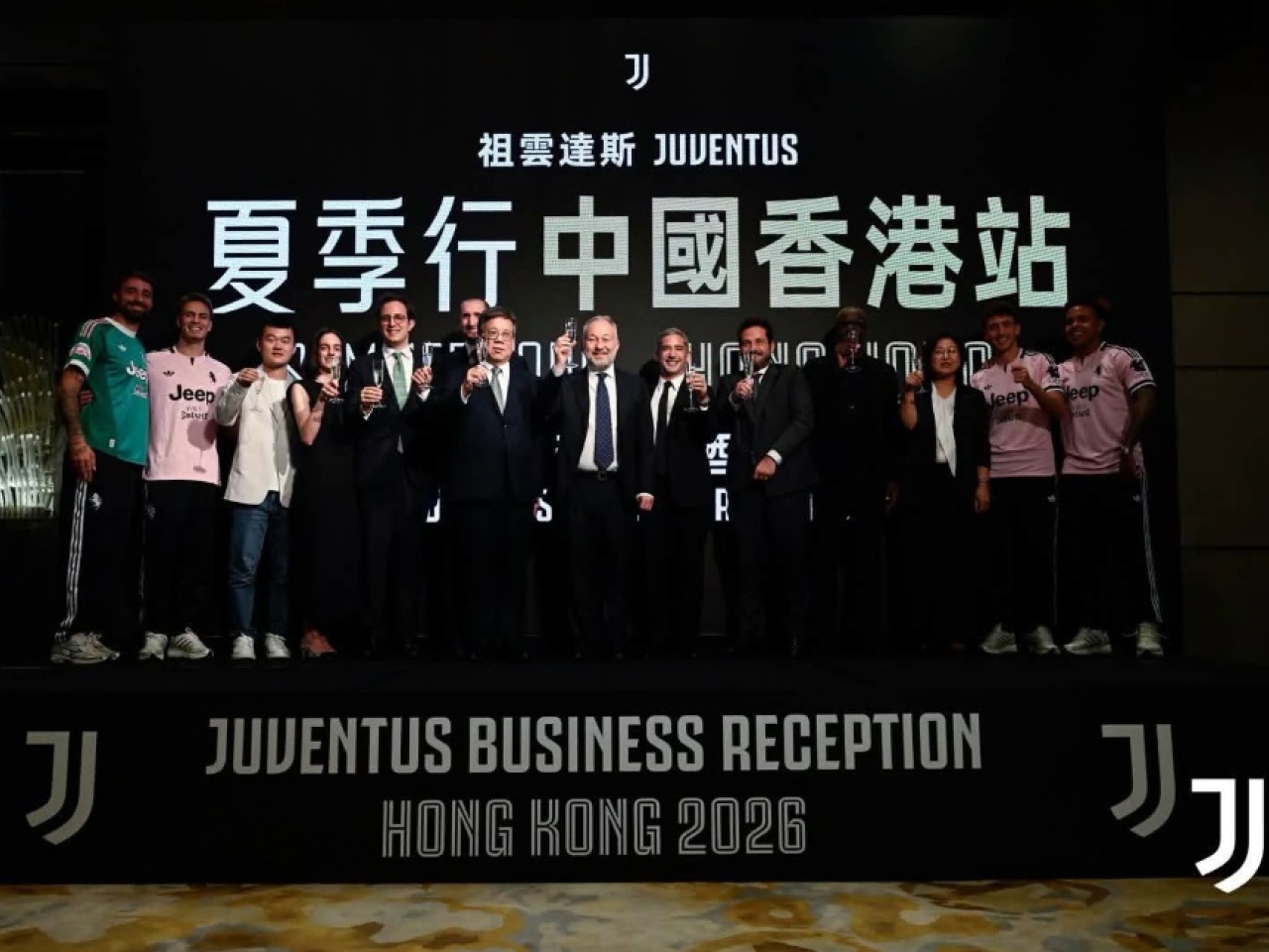 意甲球隊祖雲達斯來港參與香港足球盛會，丘應樺晚上出席球會的商務酒會，與來自各地的商界領袖、合作夥伴及嘉賓交流。（商經局社交網站圖片）