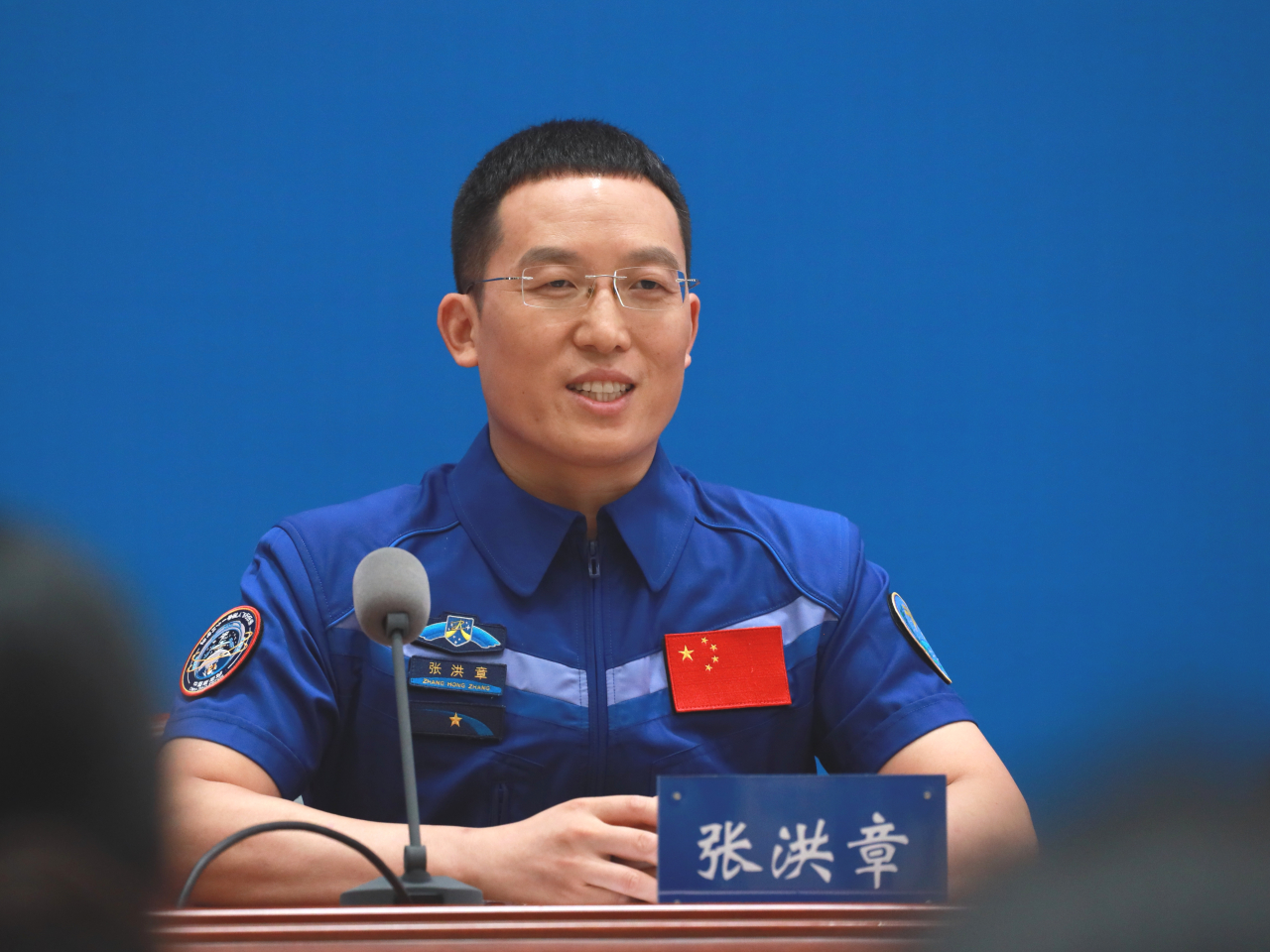 航天員張洪章回答記者提問。（新華社）