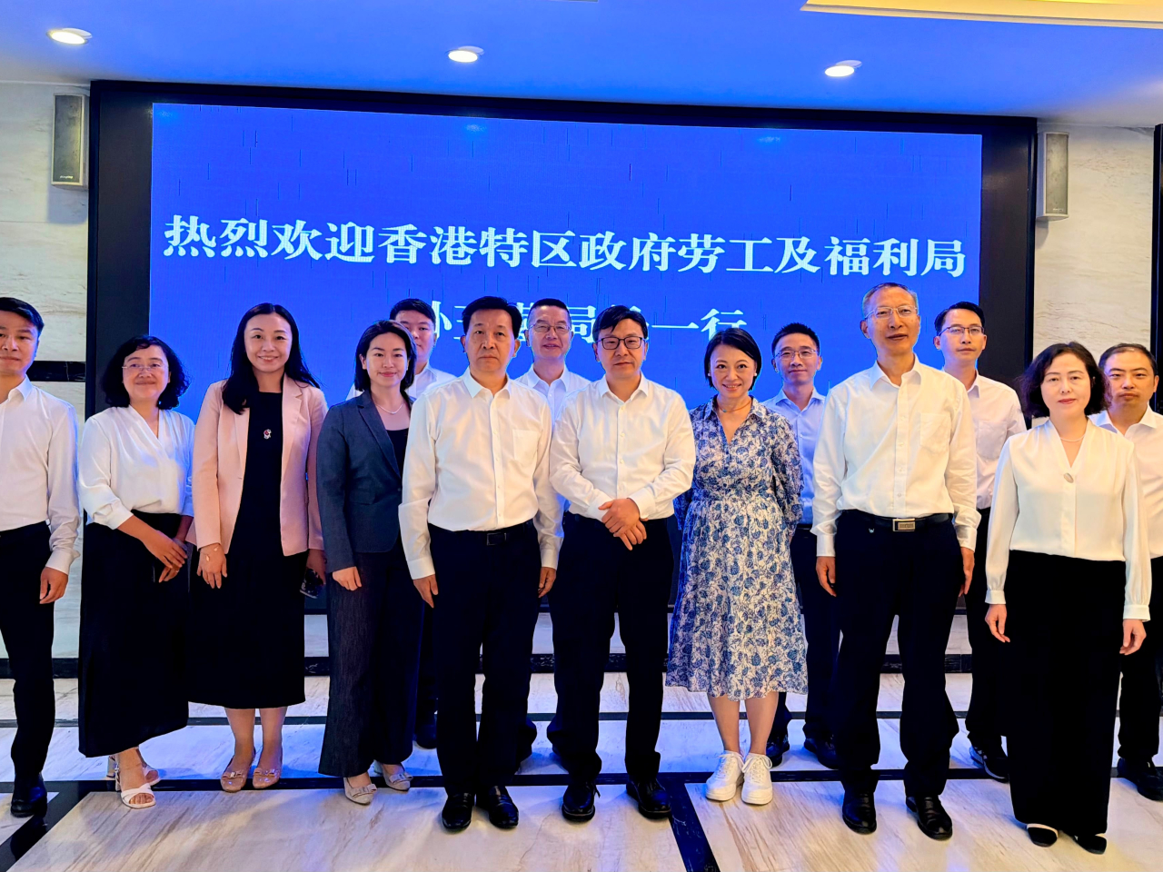 孫玉菡（前排右四）與貴州省民政廳副廳長張吉兵（前排中）會面，期間雙方就社會福利及養老服務等政策交流。（政府新聞處）