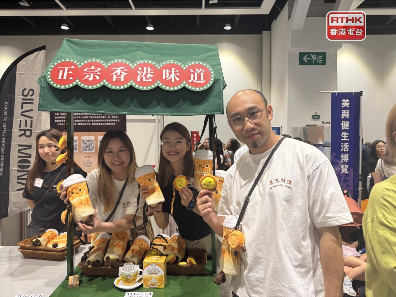 有咖啡參展商表示，希望推動港式奶茶年輕化，所以特別設計公仔給消費者。(實習記者鄭凱安攝)