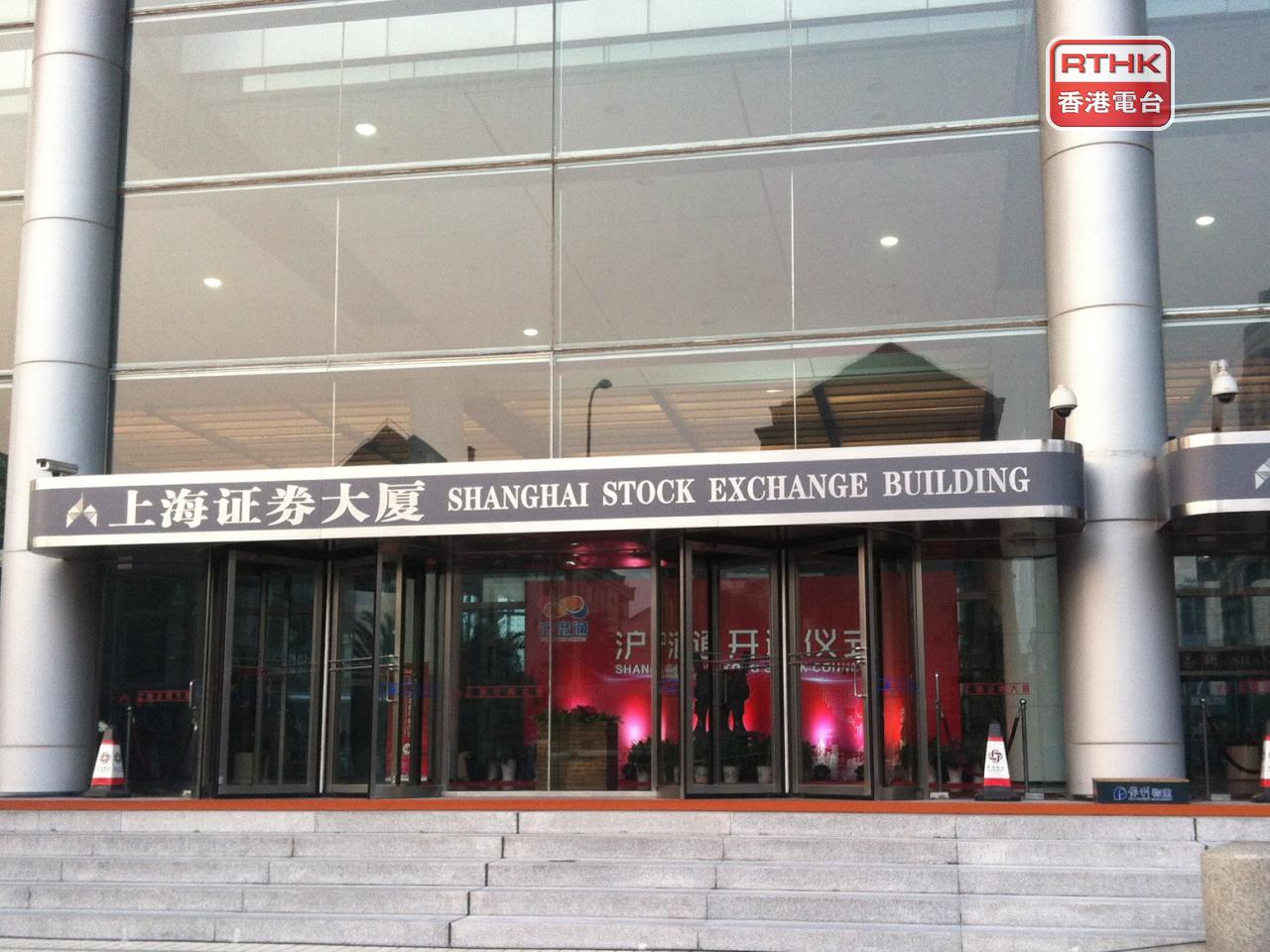 上證綜合指數曾升約0.5%，半日收市報3878點，升不足1點。（港台圖片）