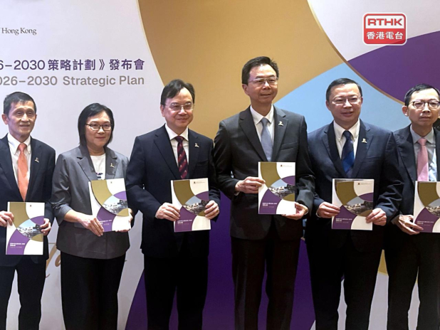 盧煜明（左三）表示，《中大2026-2030》對接國家「十五五」規劃，積極配合香港首個五年規劃。（實習記者黃琛鎂攝）