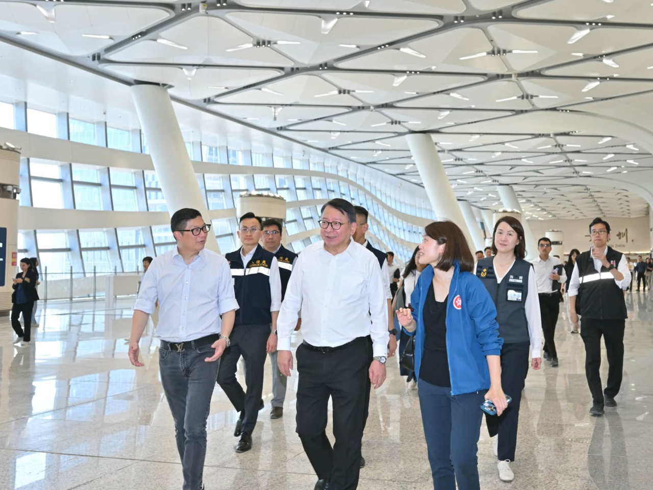 陳國基實地了解聯檢大樓的通關走線及設施布局。（陳國基社交網站圖片）