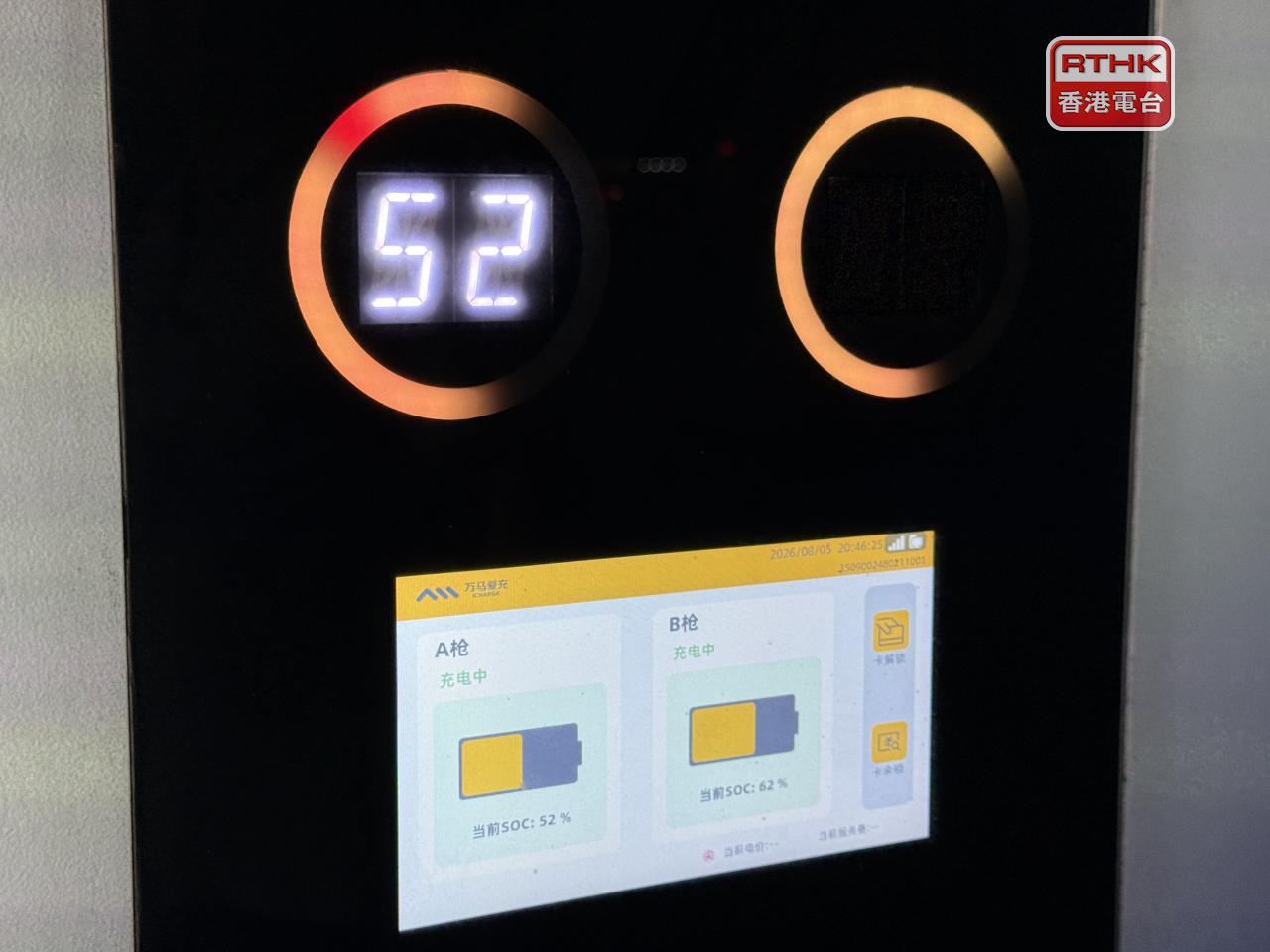 電船靠岸時可連接充電設施，每組電池充電3小時，可航行6小時。（任浩鋒攝）
