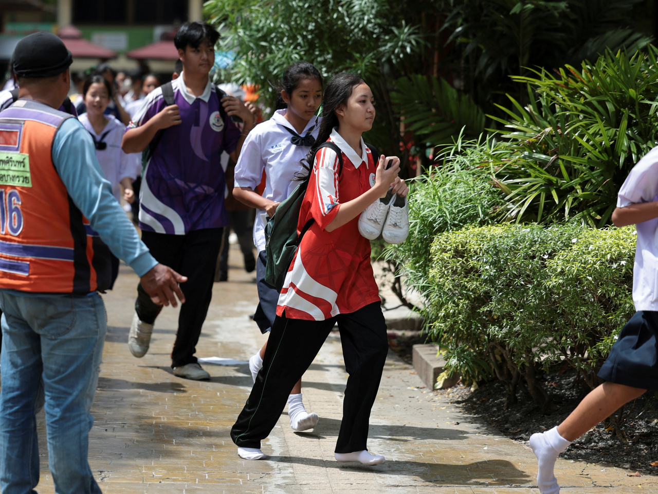 Students flee Debsirin Nonthaburi School in Bang Kruai district in Nonthaburi. Photo: Reuters