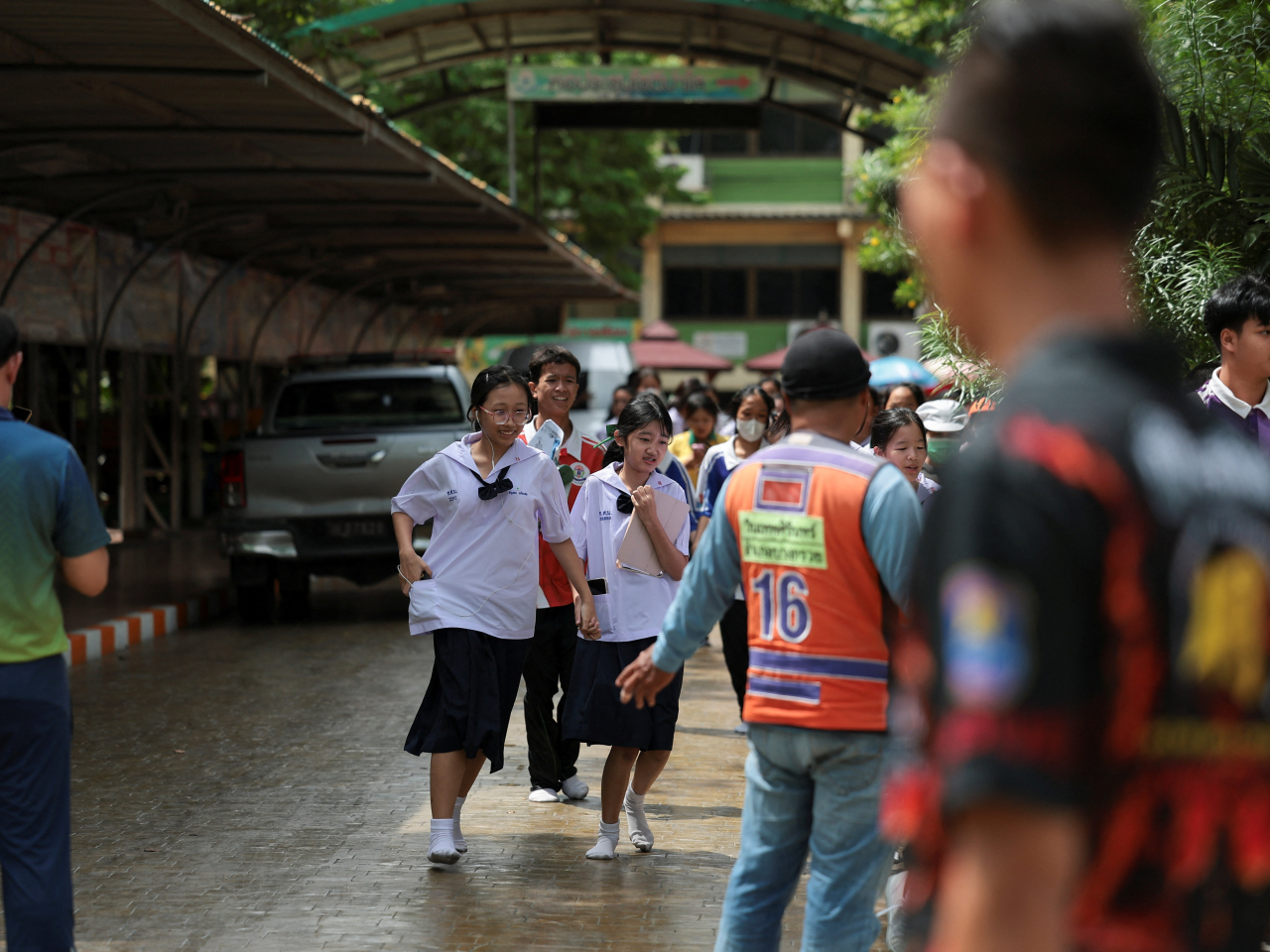 學生陸續從校園疏散。（路透社）