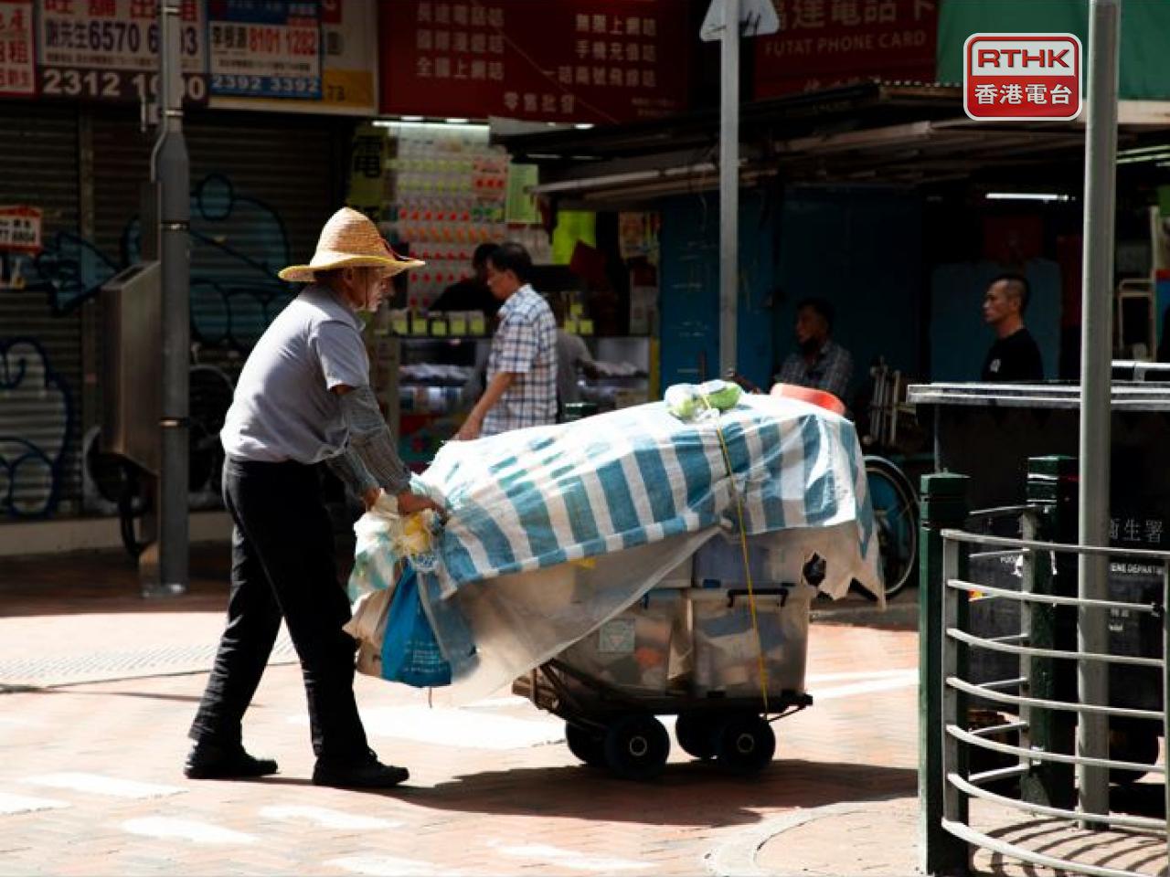 More than half of 500 outdoor workers in a poll were found to be unaware of or unclear about hot weather work guidelines. File photo: RTHK