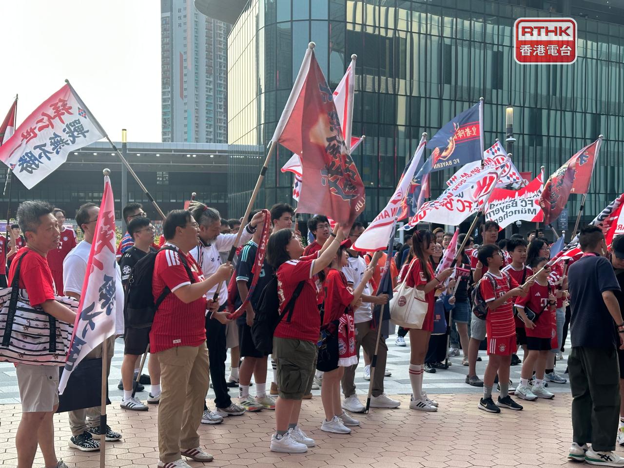 一批拜仁球迷於場外揮舞旗織。（實習記者黃琛鎂攝）
