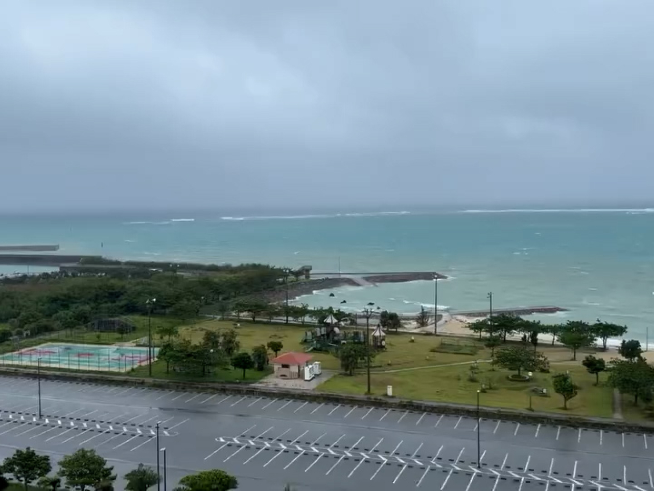 黃小姐入住在海邊的酒店，她說在房內都聽到風聲，風勢強勁程度如香港的八號「風球」。（受訪者黃小姐提供）