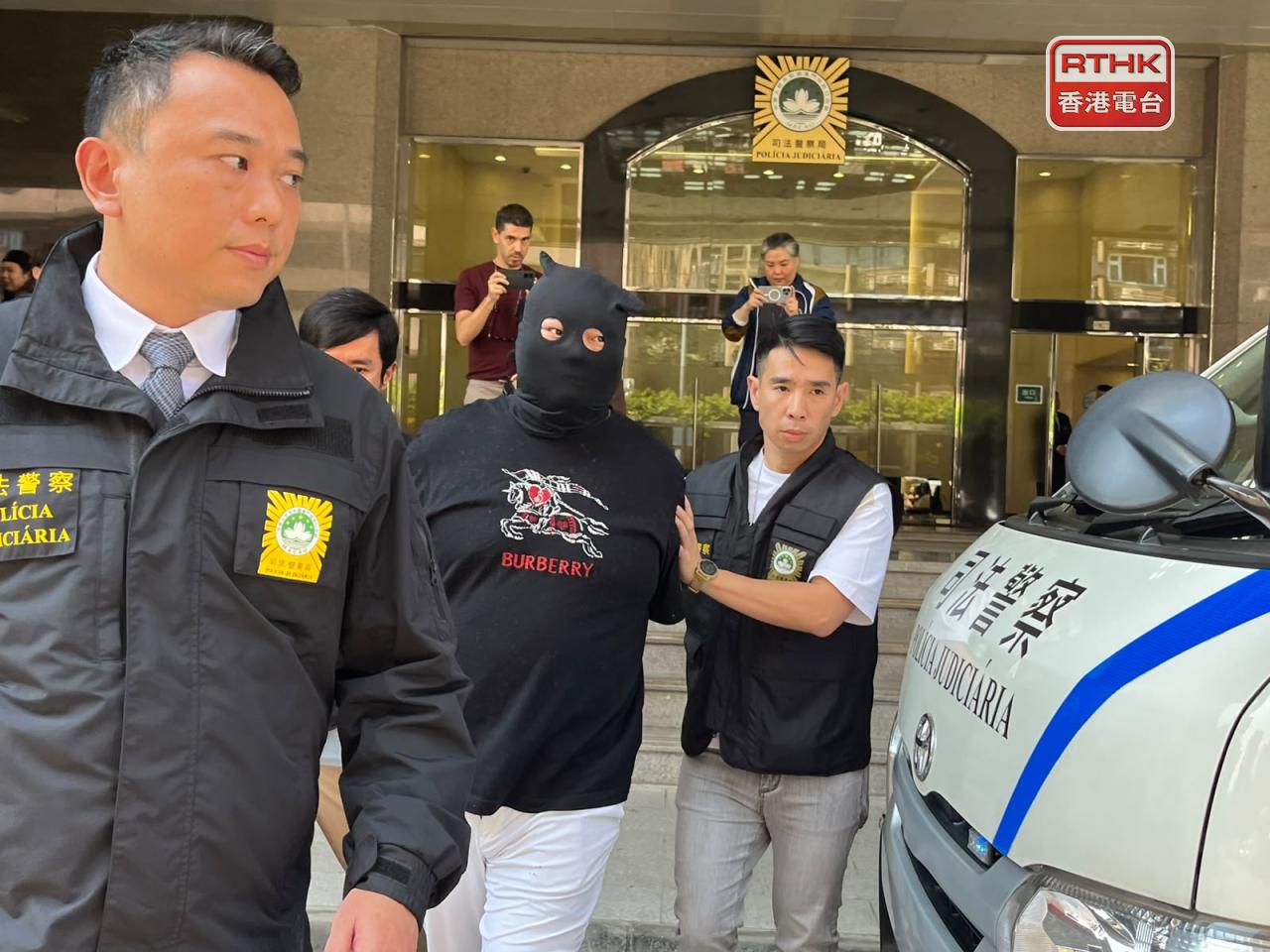 澳門司警下午將涉嫌殺人未逐的疑犯押往檢察院。(鄭月明攝)