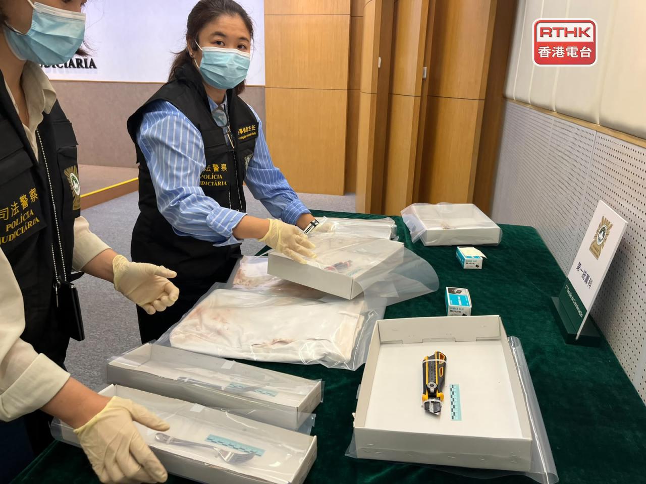 司警展示疑犯在犯案前購買用作行兇的𠝹刀和其他染血證物。(鄭月明攝)