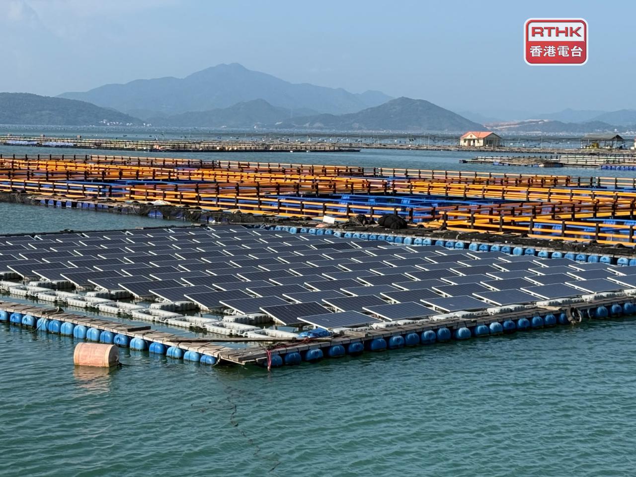 當地漁業以往面對供電困難，當地電力公司提供海上漂浮式太陽能板，設儲電及充電設施，為魚排供電。(任浩鋒攝)。