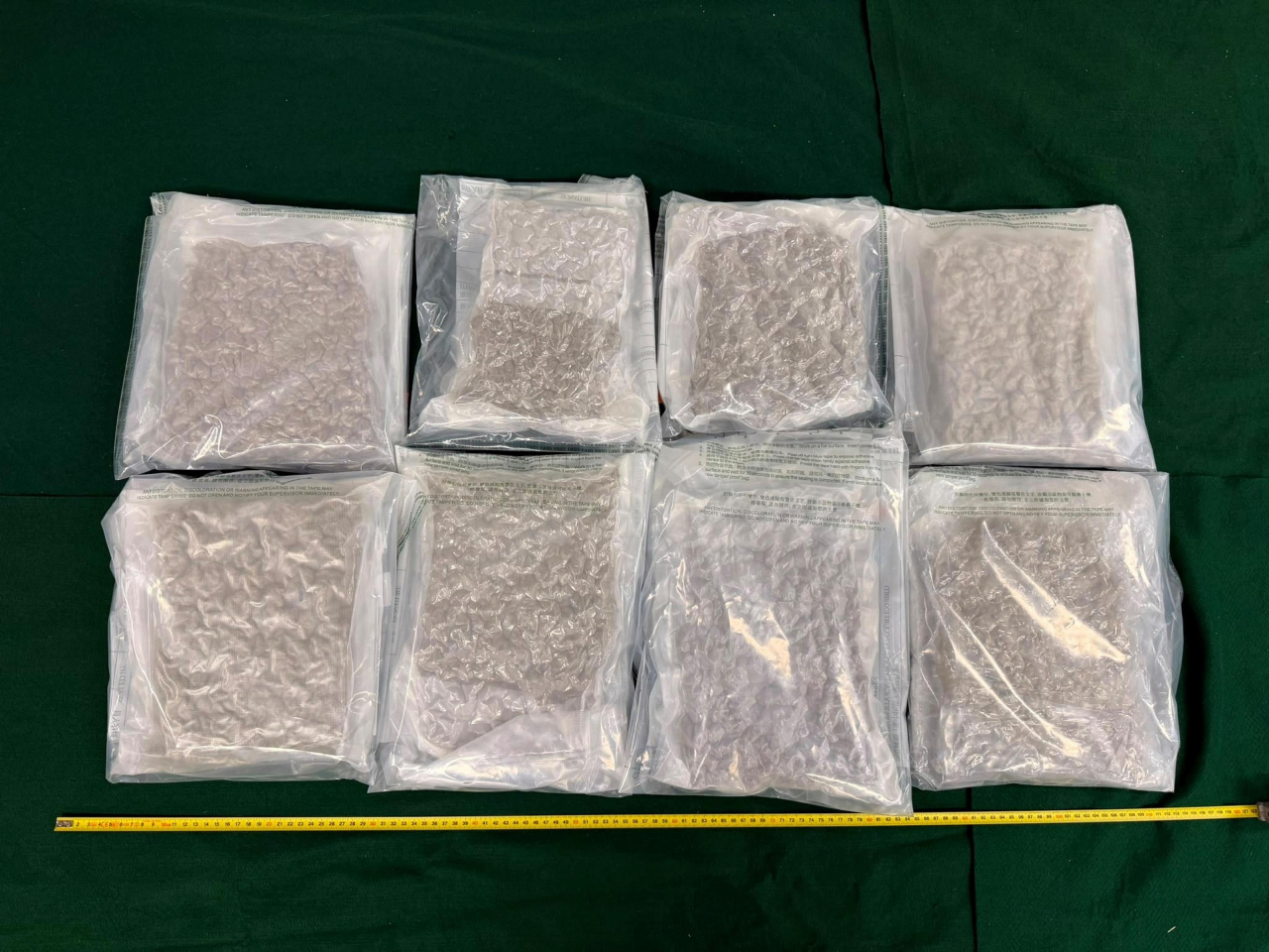 海關檢獲約9.8公斤懷疑大麻花，估計市值共約200萬元。 （政府新聞處）
