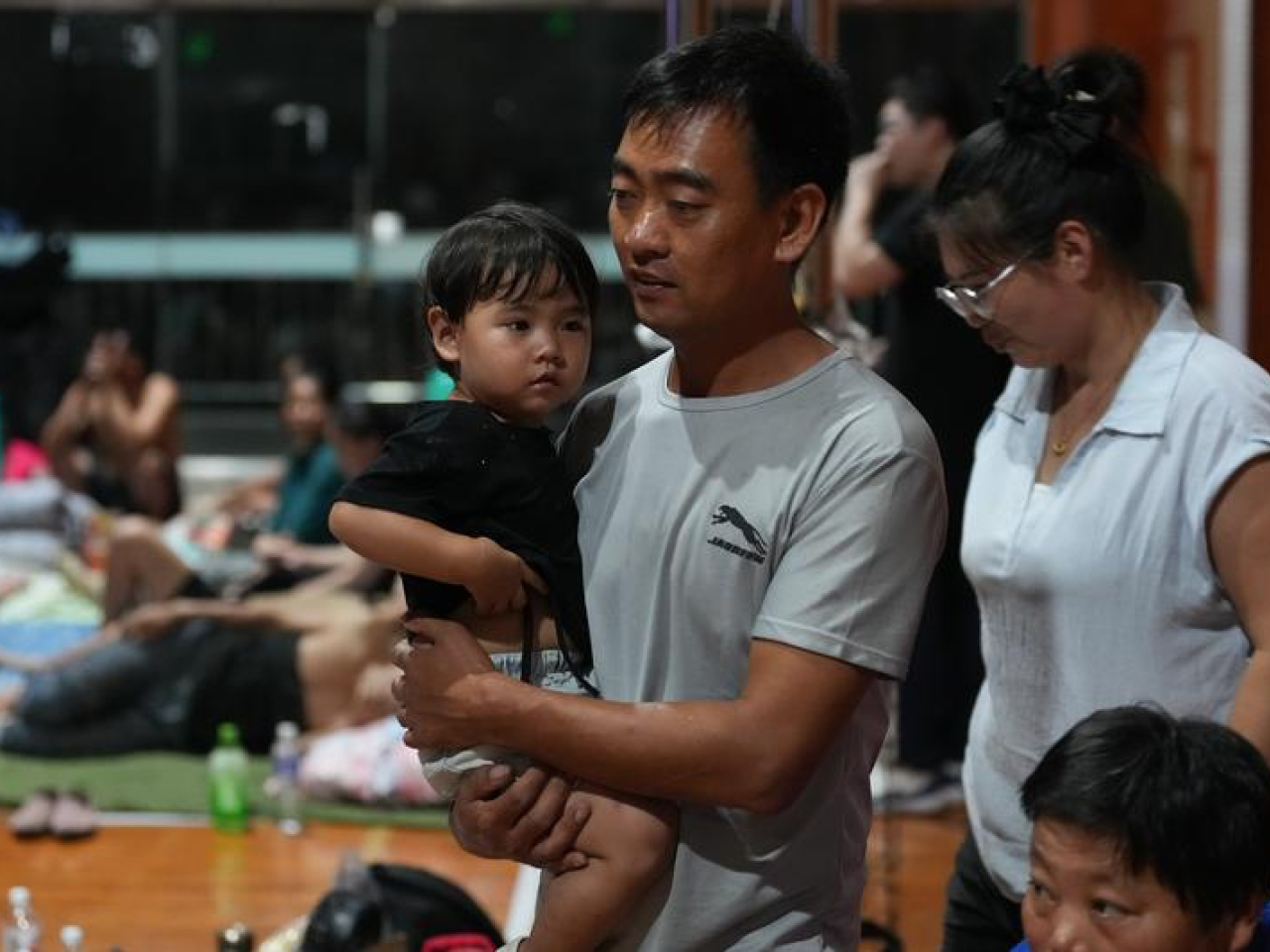 在浙江台州玉環市，當局在一間學校開放避災安置點，讓民眾使用。（新華社）