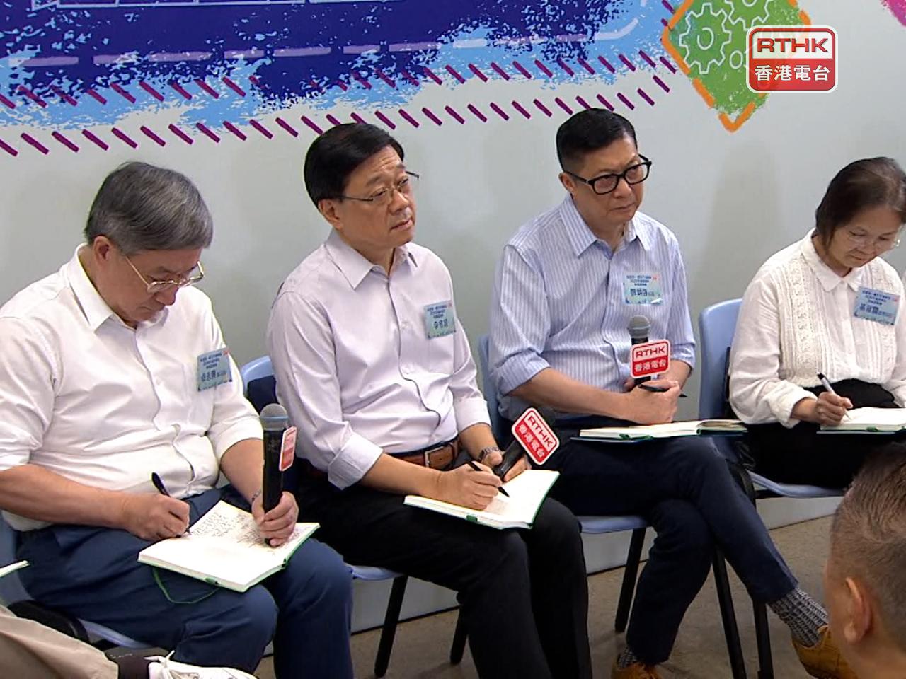 李家超（左二）說會開放更多科技應用場景讓企業發揮。