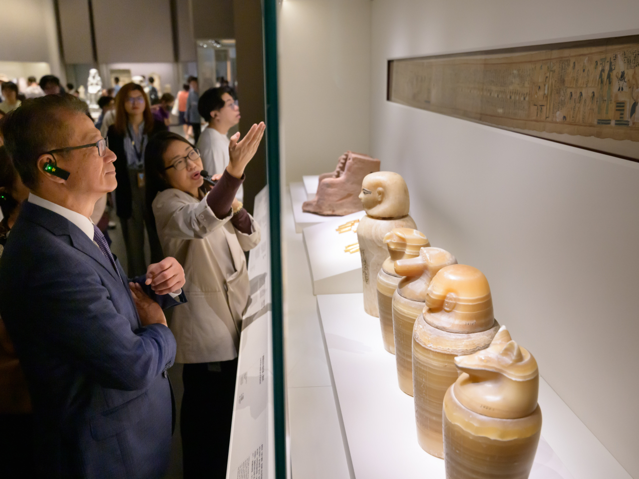 陳茂波在香港故宮文化博物館參觀「古埃及文明大展」。（財政司司長網誌）
